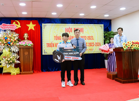 Nam Bình Group trao tặng xe máy cho Thủ khoa tỉnh Cà Mau 2023